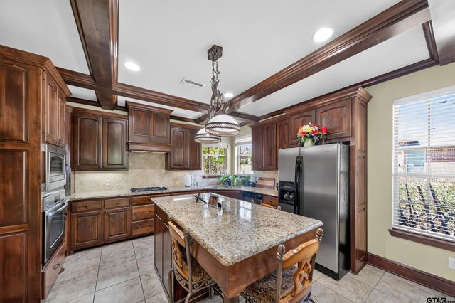 511 Southcreek, Chandler, TX 75758