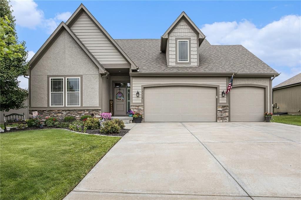 18512 W 194th Street, Spring Hill, KS 66083