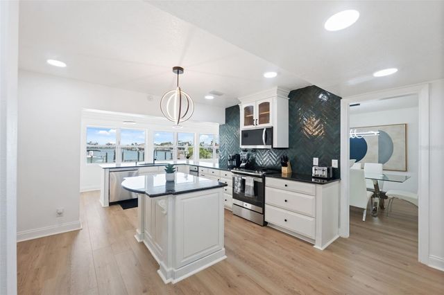 900 79TH STREET S, St Petersburg, FL 33707