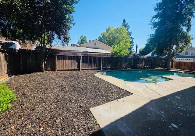1450 Oak Nob Way, Sacramento, CA 95833