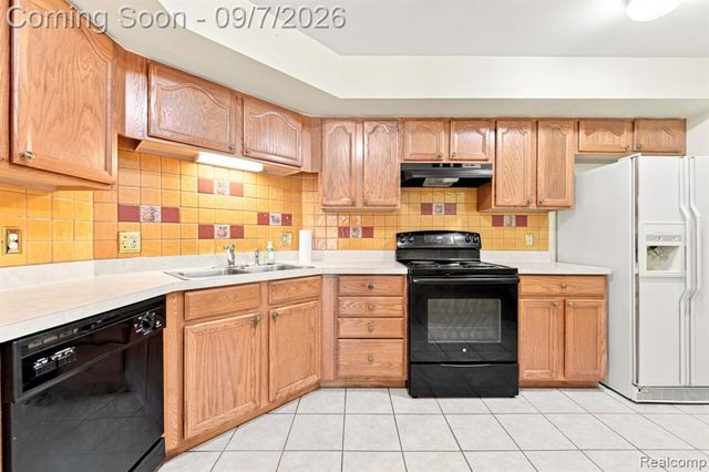 34780 W 8 Mile Road 7, Farmington Hills, MI 48335