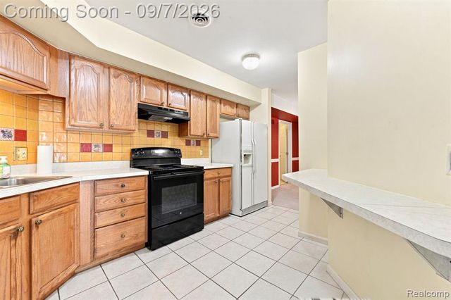 34780 W 8 Mile Road 7, Farmington Hills, MI 48335