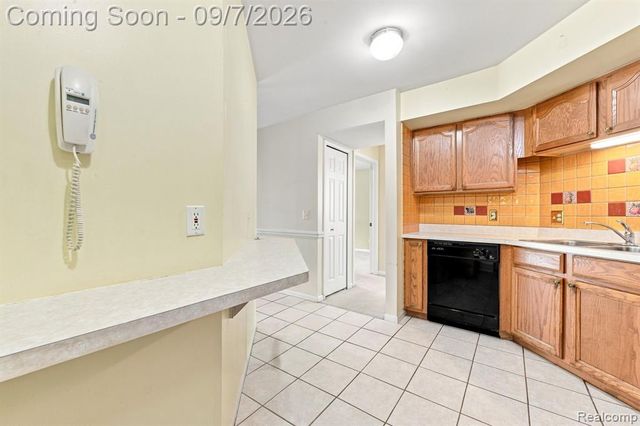 34780 W 8 Mile Road 7, Farmington Hills, MI 48335