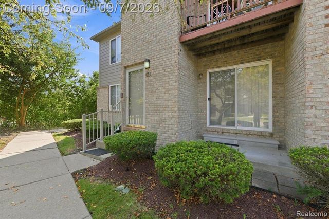 34780 W 8 Mile Road 7, Farmington Hills, MI 48335
