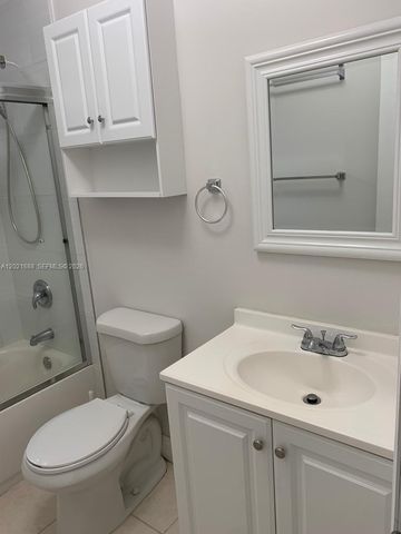 372 NE 162nd St, Miami, FL 33162