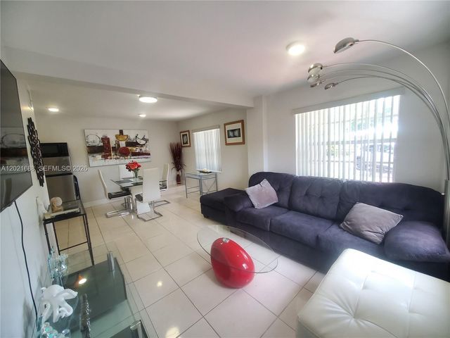 372 NE 162nd St, Miami, FL 33162