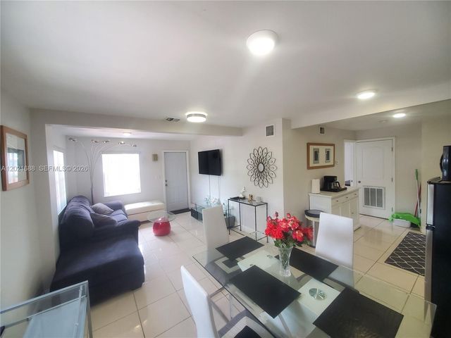 372 NE 162nd St, Miami, FL 33162