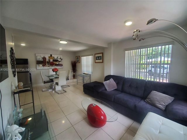 372 NE 162nd St, Miami, FL 33162