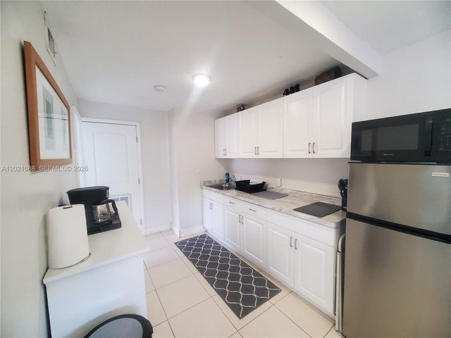 372 NE 162nd St, Miami, FL 33162