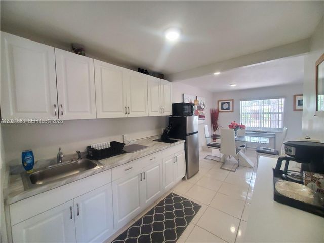 372 NE 162nd St, Miami, FL 33162