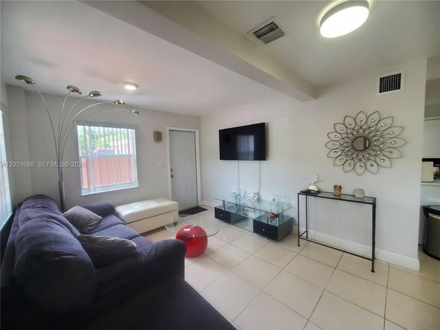 372 NE 162nd St, Miami, FL 33162
