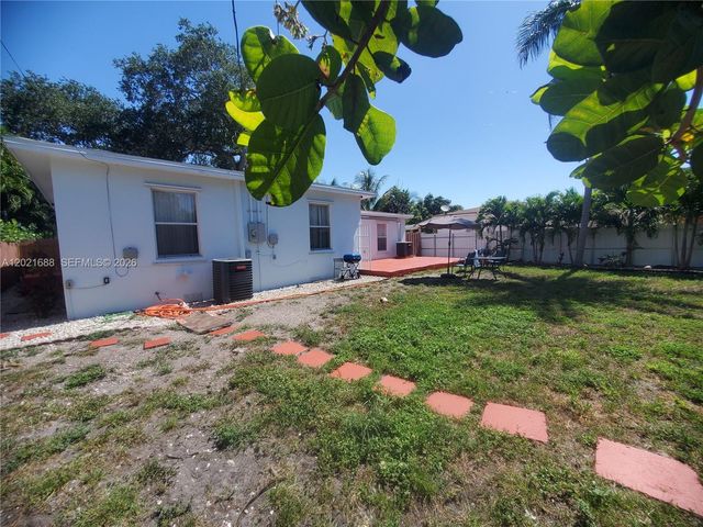 372 NE 162nd St, Miami, FL 33162
