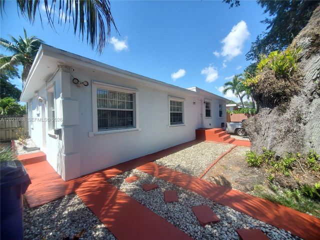 372 NE 162nd St, Miami, FL 33162