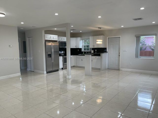 372 NE 162nd St, Miami, FL 33162