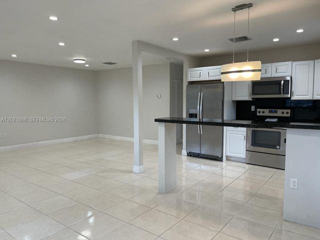 372 NE 162nd St, Miami, FL 33162