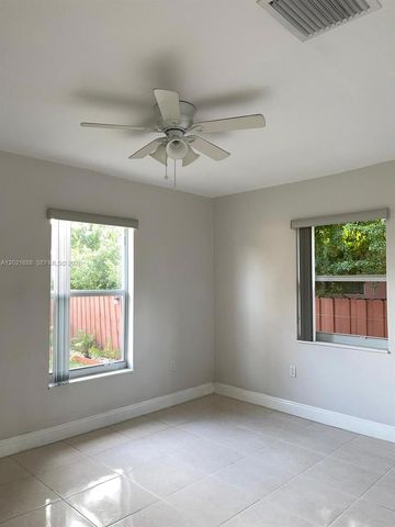 372 NE 162nd St, Miami, FL 33162