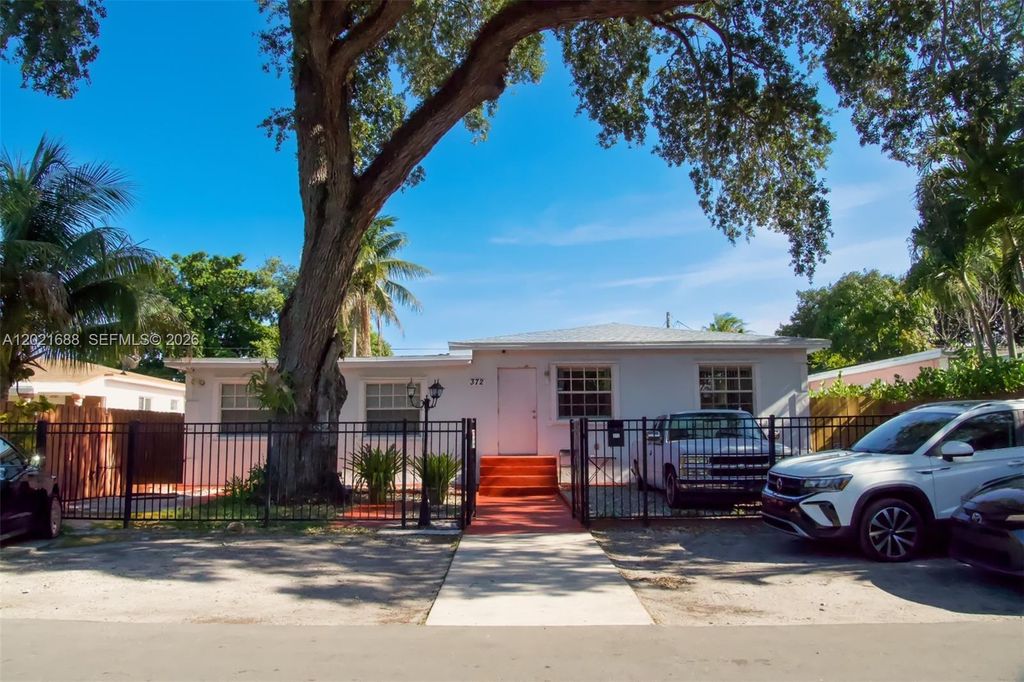 372 NE 162nd St, Miami, FL 33162
