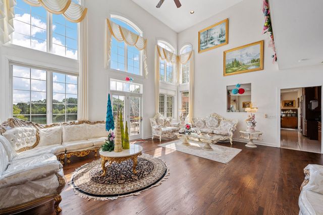 28951 Forest Lake Lane, Libertyville, IL 60048