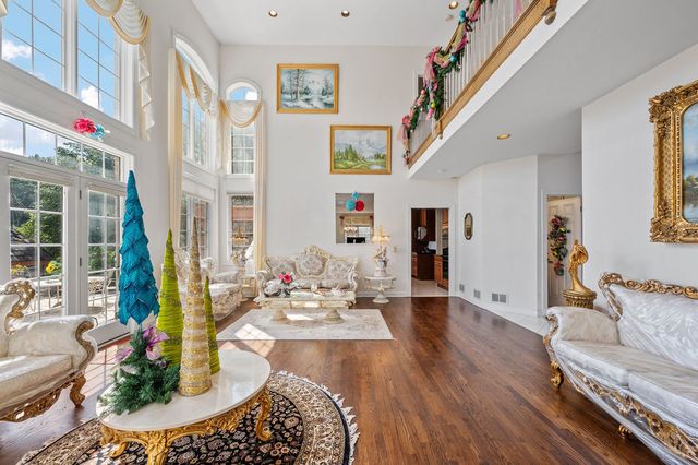 28951 Forest Lake Lane, Libertyville, IL 60048