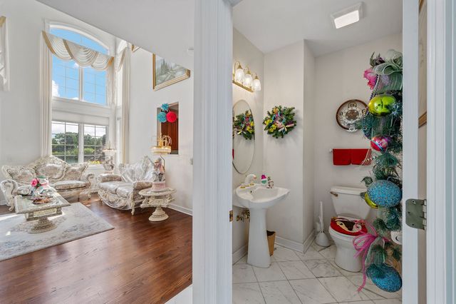 28951 Forest Lake Lane, Libertyville, IL 60048