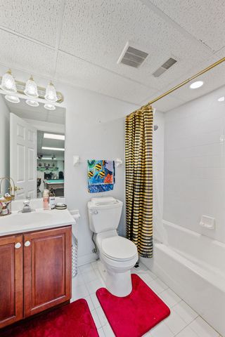 28951 Forest Lake Lane, Libertyville, IL 60048