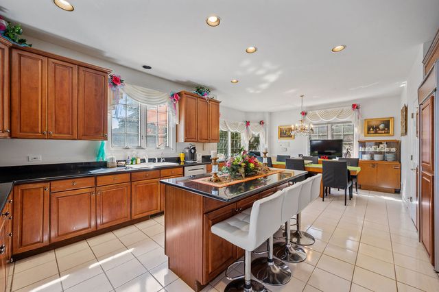 28951 Forest Lake Lane, Libertyville, IL 60048