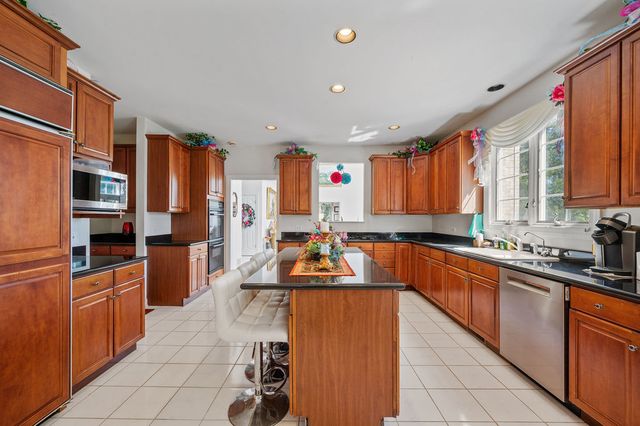 28951 Forest Lake Lane, Libertyville, IL 60048