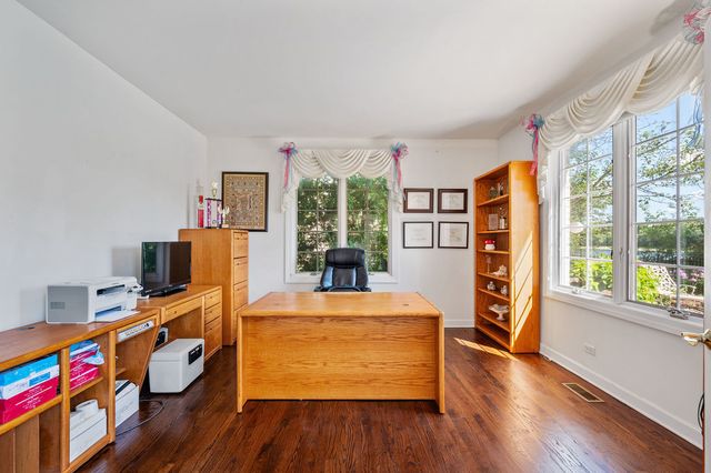 28951 Forest Lake Lane, Libertyville, IL 60048