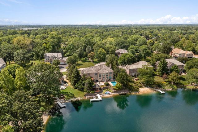 28951 Forest Lake Lane, Libertyville, IL 60048