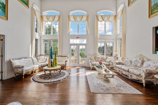 28951 Forest Lake Lane, Libertyville, IL 60048