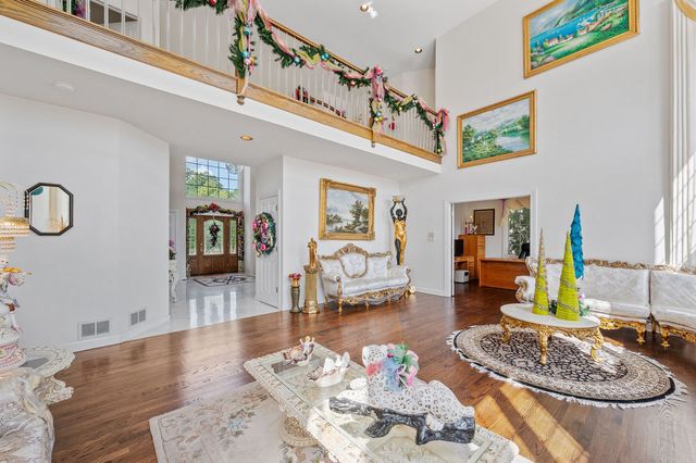 28951 Forest Lake Lane, Libertyville, IL 60048