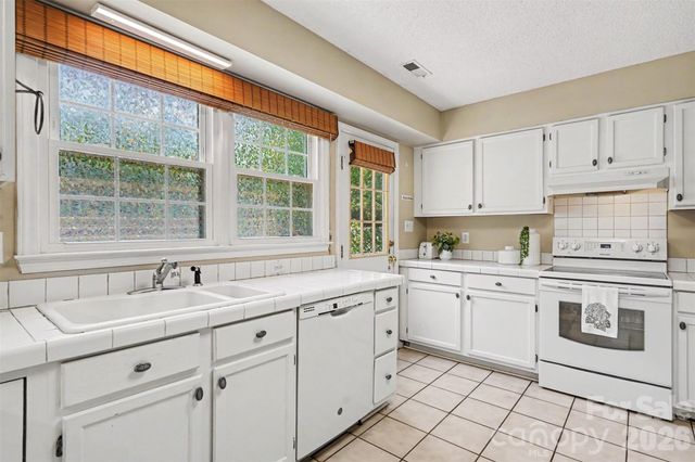 4300 Saxonbury Way, Charlotte, NC 28269