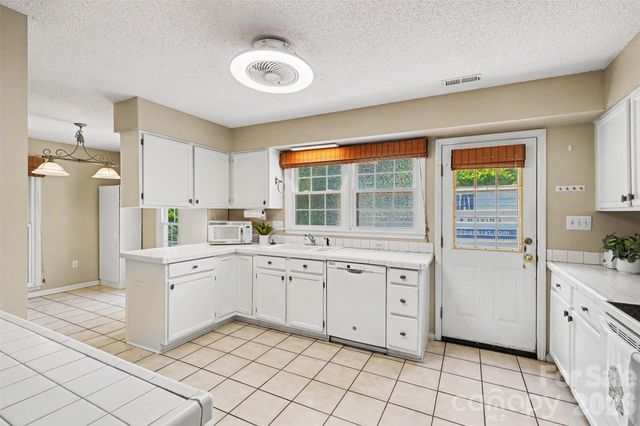 4300 Saxonbury Way, Charlotte, NC 28269