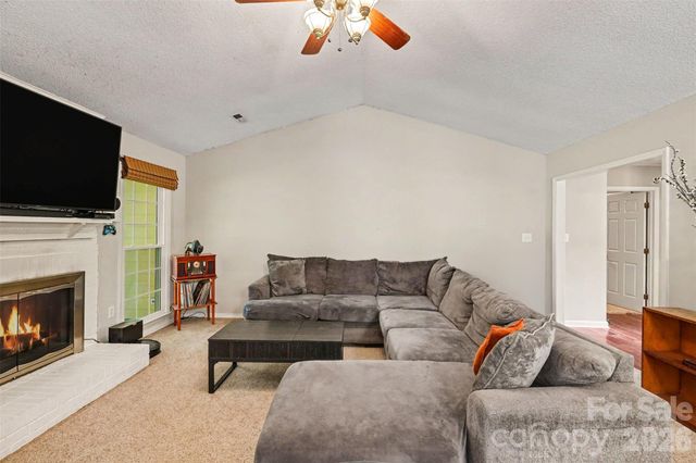 4300 Saxonbury Way, Charlotte, NC 28269