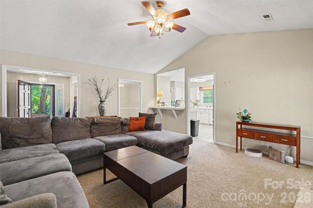 4300 Saxonbury Way, Charlotte, NC 28269