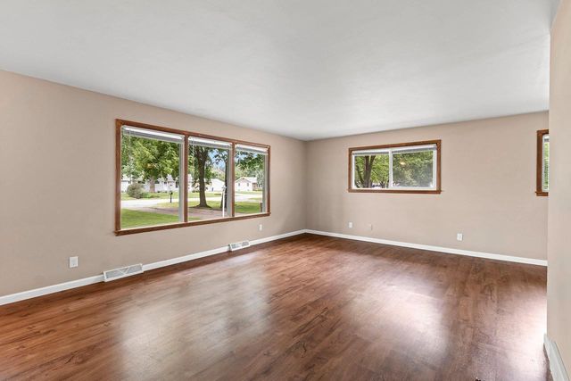 1502 S VAN DYKE ROAD, Appleton, WI 54914