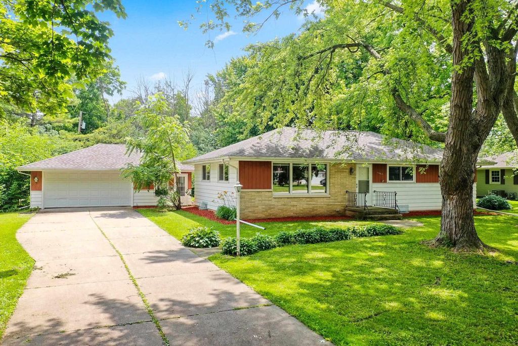 1502 S VAN DYKE ROAD, Appleton, WI 54914