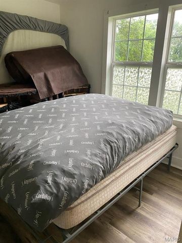 823 W Washington Street, St James, MO 65559