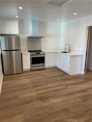 24306 Victory 1/2, Woodland Hills, CA 91367