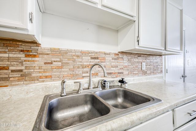 1000 Shawnee Lane, El Paso, TX 79912