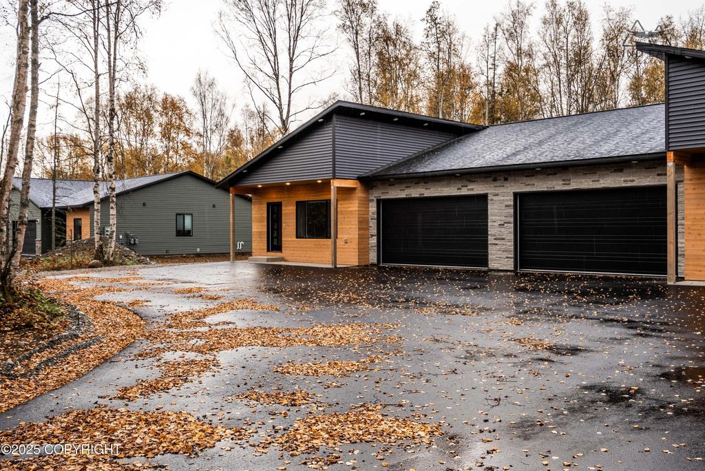 7467 N Paw Street, Wasilla, AK 99654