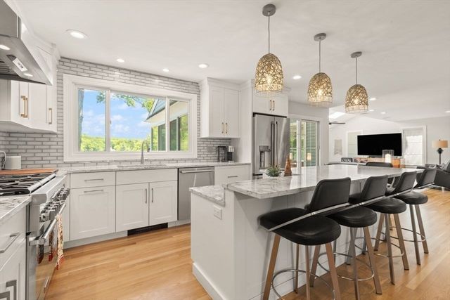 9 Bragg Rd, Foxboro, MA 02035
