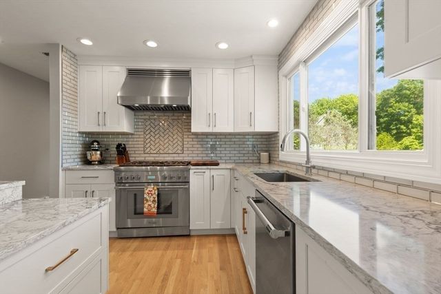 9 Bragg Rd, Foxboro, MA 02035