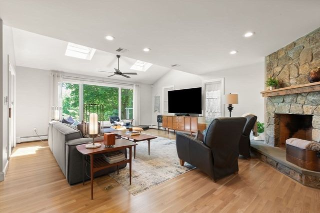 9 Bragg Rd, Foxboro, MA 02035