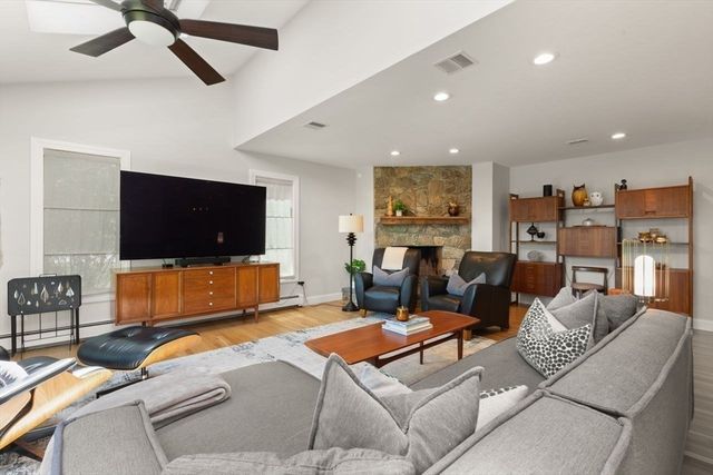 9 Bragg Rd, Foxboro, MA 02035