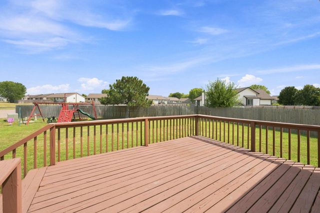 2706 N Meadow Oaks Ct, Wichita, KS 67220