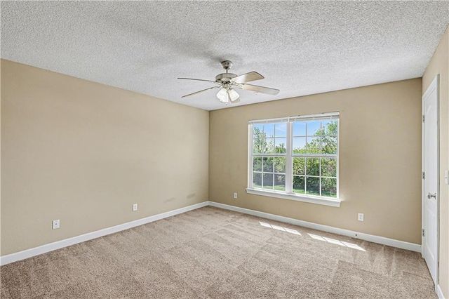 920-924 SW Imperial Lane, Lee's Summit, MO 64064