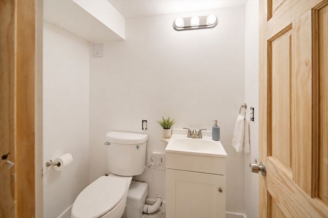 4 Edward Cody Ln, Weymouth, MA 02190