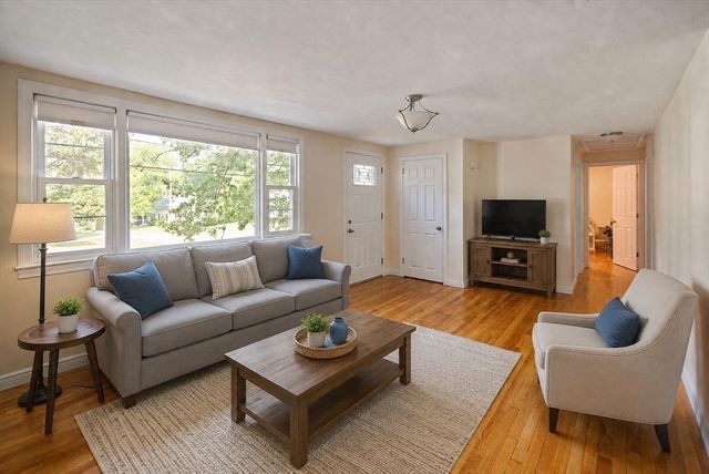 4 Edward Cody Ln, Weymouth, MA 02190