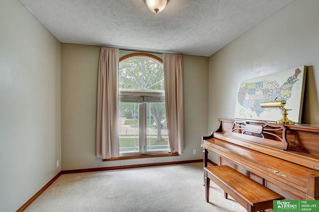 718 Cedar View Circle, Bellevue, NE 68123